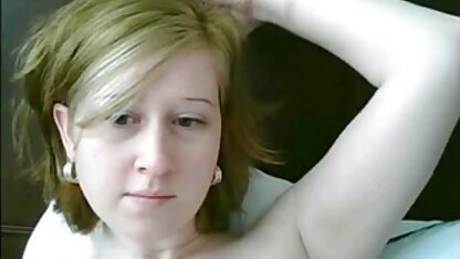 金发女郎坐在一个大 大胸部性感的视频